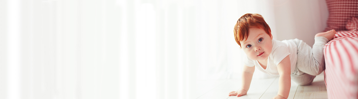 bambino piccolo che scende dal divano