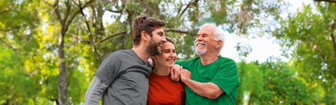 persone felici che lavorano in un ente non profit-PC